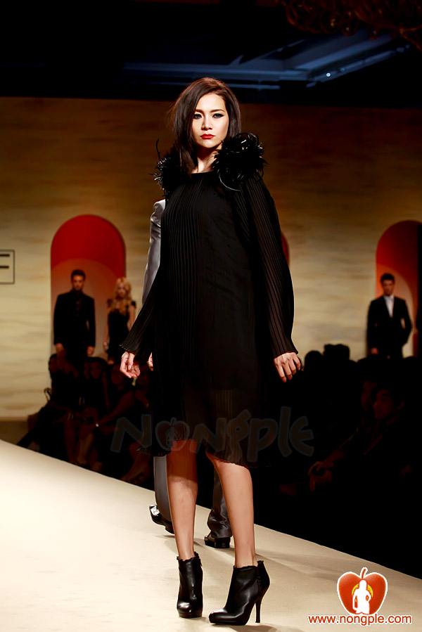 ชมพู่ อารยา ในงานเดินแบบออทัม วินเทอร์ 2011ภาพสวยๆชัดๆ