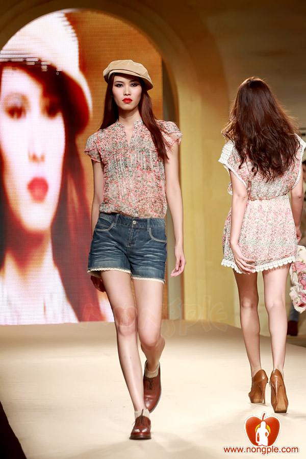 ชมพู่ อารยา ในงานเดินแบบออทัม วินเทอร์ 2011ภาพสวยๆชัดๆ