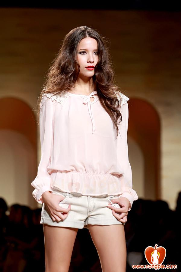 ชมพู่ อารยา ในงานเดินแบบออทัม วินเทอร์ 2011ภาพสวยๆชัดๆ