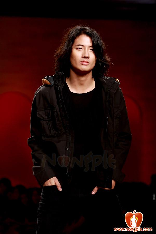 ชมพู่ อารยา ในงานเดินแบบออทัม วินเทอร์ 2011ภาพสวยๆชัดๆ