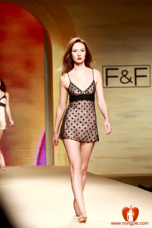 ชมพู่ อารยา ในงานเดินแบบออทัม วินเทอร์ 2011ภาพสวยๆชัดๆ