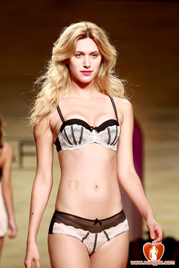 ชมพู่ อารยา ในงานเดินแบบออทัม วินเทอร์ 2011ภาพสวยๆชัดๆ