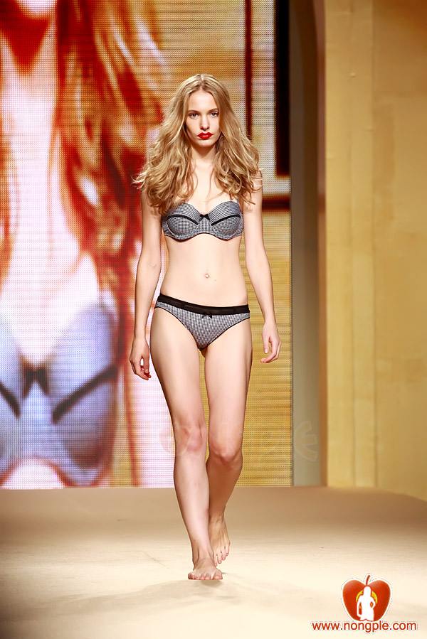 ชมพู่ อารยา ในงานเดินแบบออทัม วินเทอร์ 2011ภาพสวยๆชัดๆ