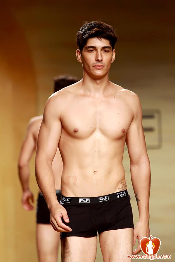 ชมพู่ อารยา ในงานเดินแบบออทัม วินเทอร์ 2011ภาพสวยๆชัดๆ