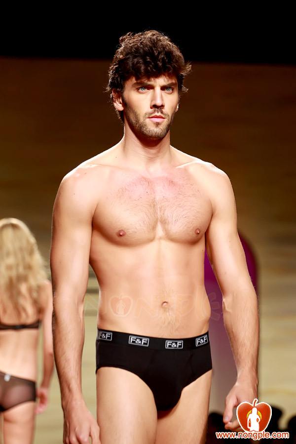 ชมพู่ อารยา ในงานเดินแบบออทัม วินเทอร์ 2011ภาพสวยๆชัดๆ