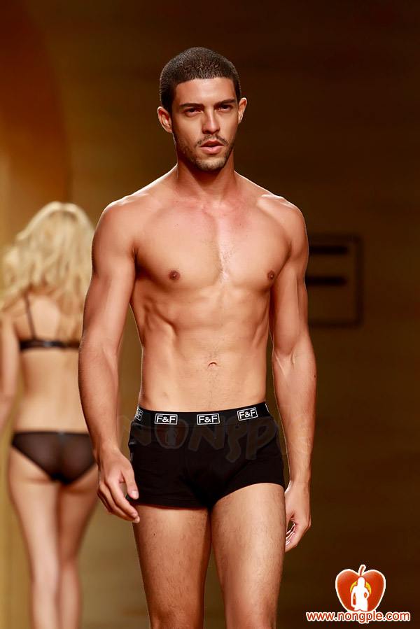 ชมพู่ อารยา ในงานเดินแบบออทัม วินเทอร์ 2011ภาพสวยๆชัดๆ