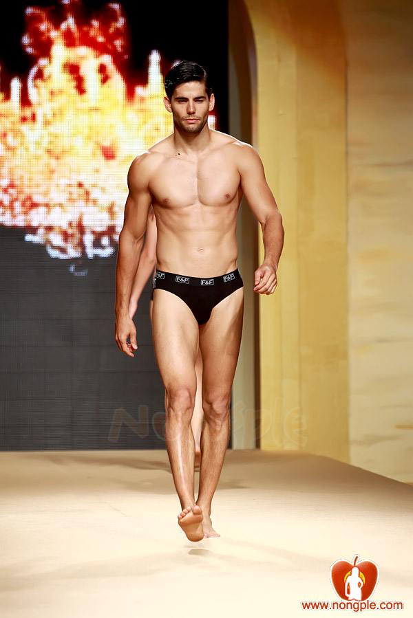 ชมพู่ อารยา ในงานเดินแบบออทัม วินเทอร์ 2011ภาพสวยๆชัดๆ