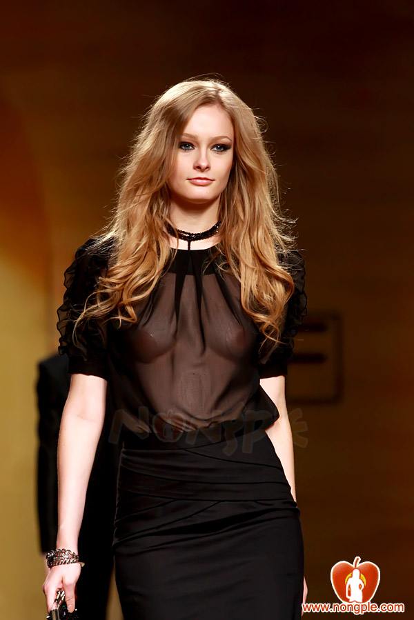 ชมพู่ อารยา ในงานเดินแบบออทัม วินเทอร์ 2011ภาพสวยๆชัดๆ