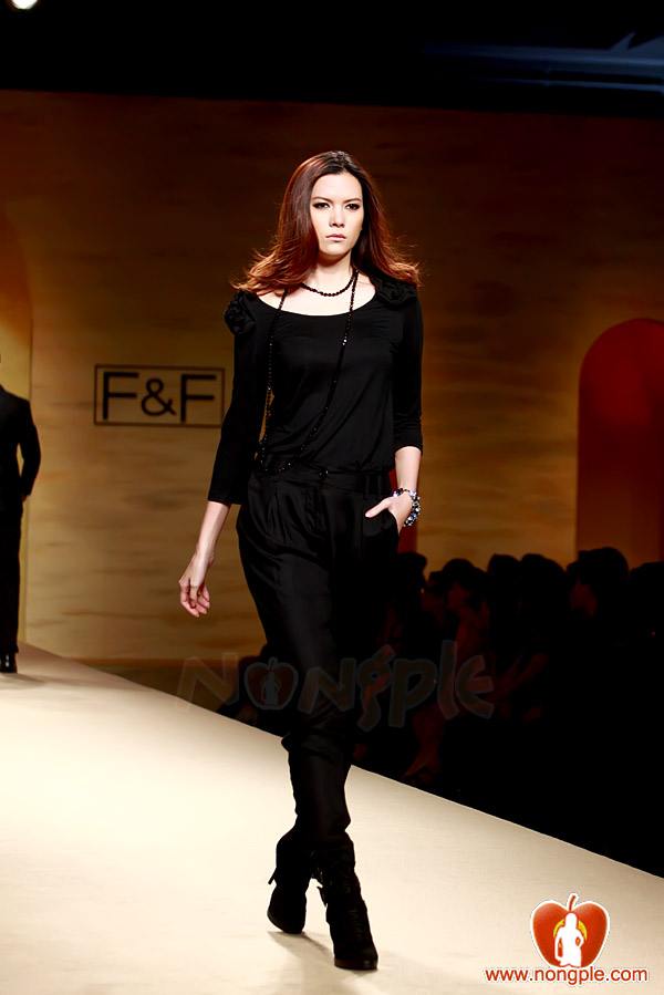 ชมพู่ อารยา ในงานเดินแบบออทัม วินเทอร์ 2011ภาพสวยๆชัดๆ