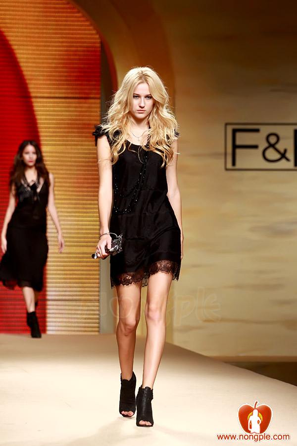 ชมพู่ อารยา ในงานเดินแบบออทัม วินเทอร์ 2011ภาพสวยๆชัดๆ