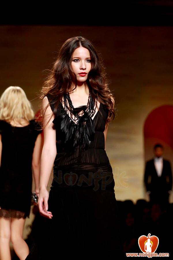 ชมพู่ อารยา ในงานเดินแบบออทัม วินเทอร์ 2011ภาพสวยๆชัดๆ