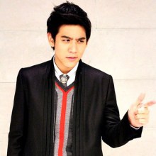 พอร์ช ศรัณย์ ใส่ เวอชาเช่ ไปงาน ประกาศผลรางวัล THE GREAT AWARDS 2011 จาก daradaily