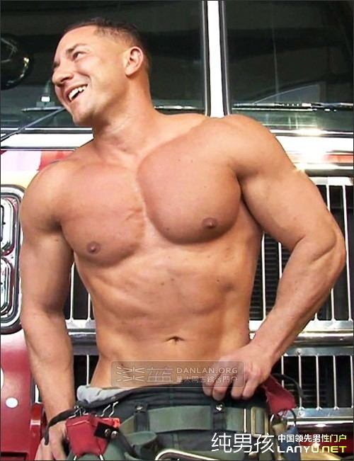 เสิร์ฟนักดับเพลิงล่ำๆครับ