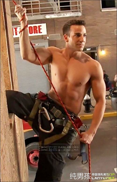 เสิร์ฟนักดับเพลิงล่ำๆครับ