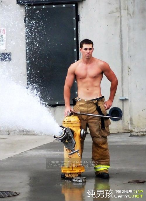 เสิร์ฟนักดับเพลิงล่ำๆครับ