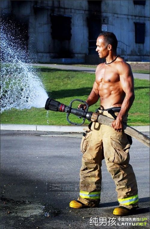 เสิร์ฟนักดับเพลิงล่ำๆครับ