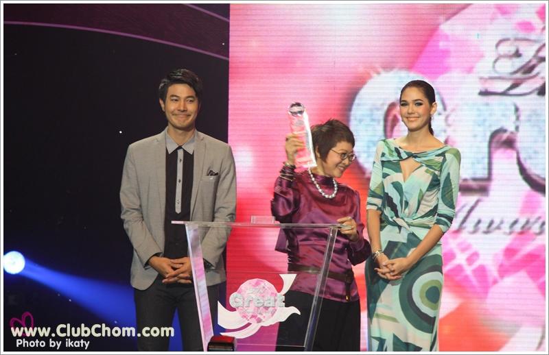 ชมพู่ อารยา สวยสง่ามากๆกับชุดแบรนด์ดัง