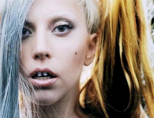 มาดูคลิปตัวอย่าง Fashion Video ของ Lady Gaga ที่ Paris Fashion Week