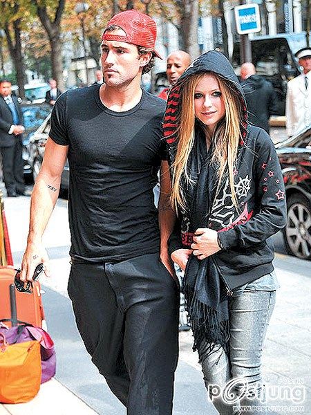 Avril lavigne ควงแฟนหนุ่ม