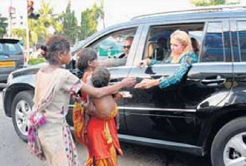 ฮือ ฮา ปารีสควักแบงค์ร้อยให้"ขอทาน"