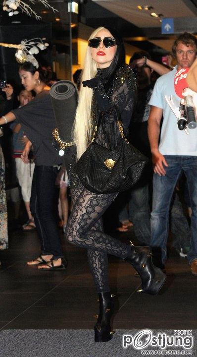 เลดี้ กาก้า ในชุดเวอร์ซาเช่