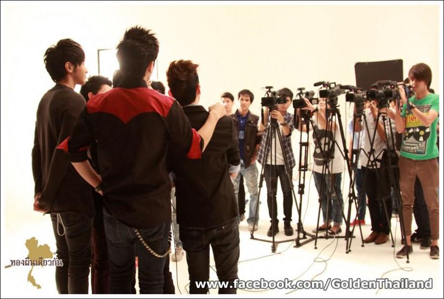 ภาพเบื้องหลังการถ่ายทำ MV เพลง "ทุกฝันยังเป็นของเรา" ในอัลบั้ม ทองผืนเดียวกัน ของเหล่า AF, The Star, KPN