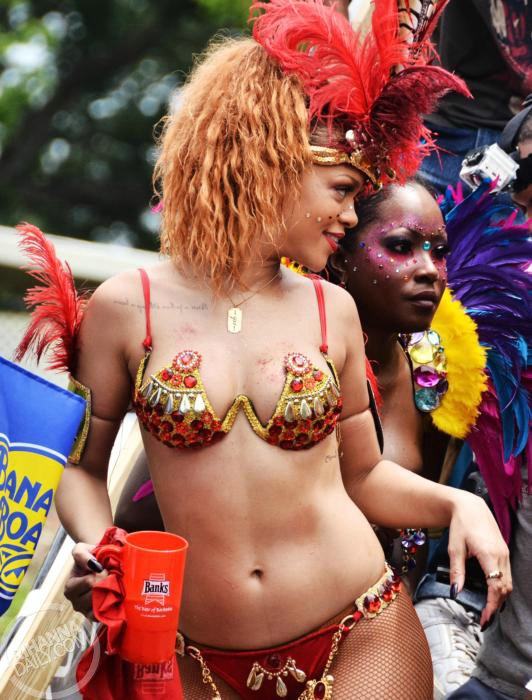 Rihanna​ กลับถิ่นระเบิดความ X ที่งาน Kadoomant Day Parade!