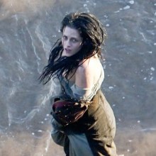 Kristen Stewart ในชุดเปิดไหล่สุดกว้าง!!! ในกองถ่ายหนัง Snow White