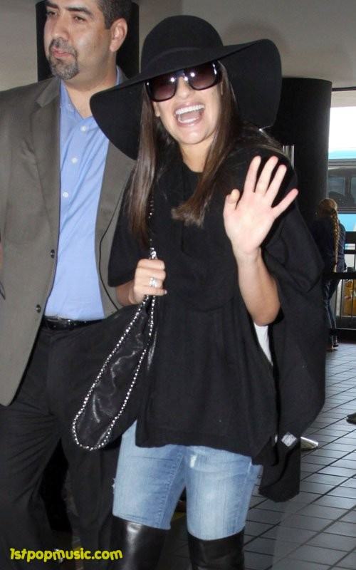 Lea Michele ยิ้มร่าเริงสดใสที่สนามบิน LAX ใน Los Angeles!!