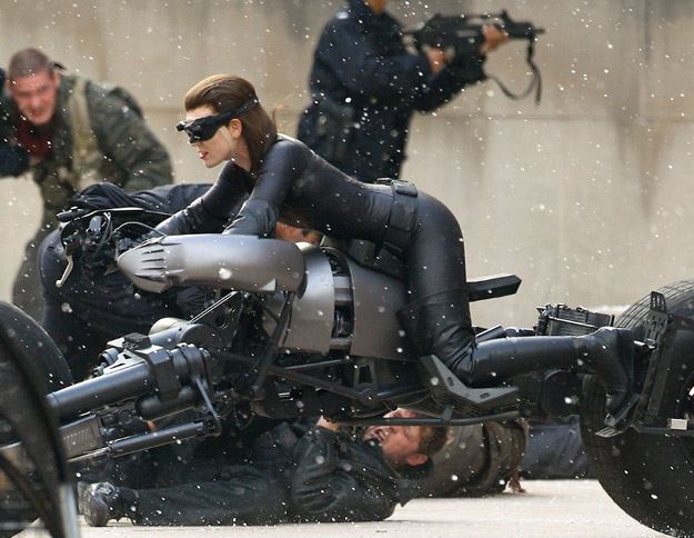 Anne Hathaway กับบทบาท Catwoman ในหนังเรื่อง The Dark Knight Rises