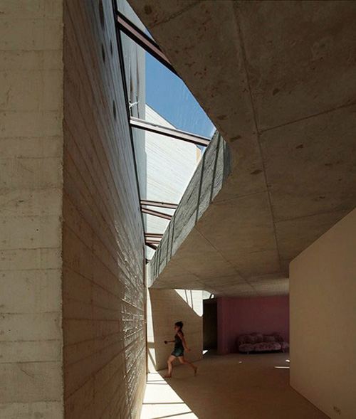 Concrete Tower House: Minimalist Living, Warm Aesthetic บ้านเท่มากครับ
