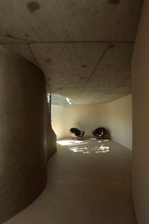 Concrete Tower House: Minimalist Living, Warm Aesthetic บ้านเท่มากครับ