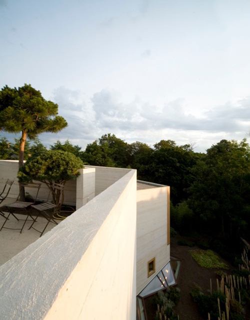 Concrete Tower House: Minimalist Living, Warm Aesthetic บ้านเท่มากครับ