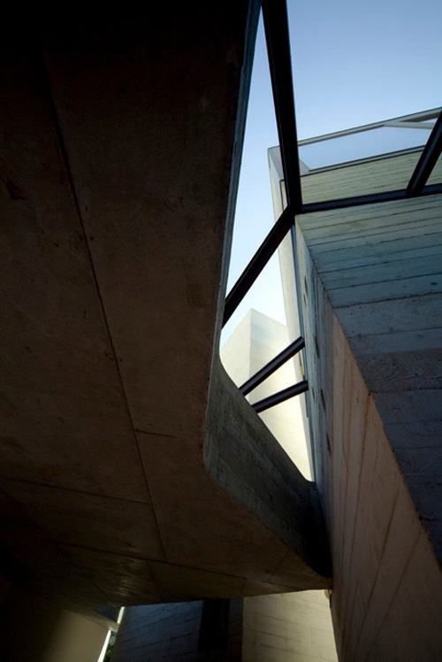 Concrete Tower House: Minimalist Living, Warm Aesthetic บ้านเท่มากครับ