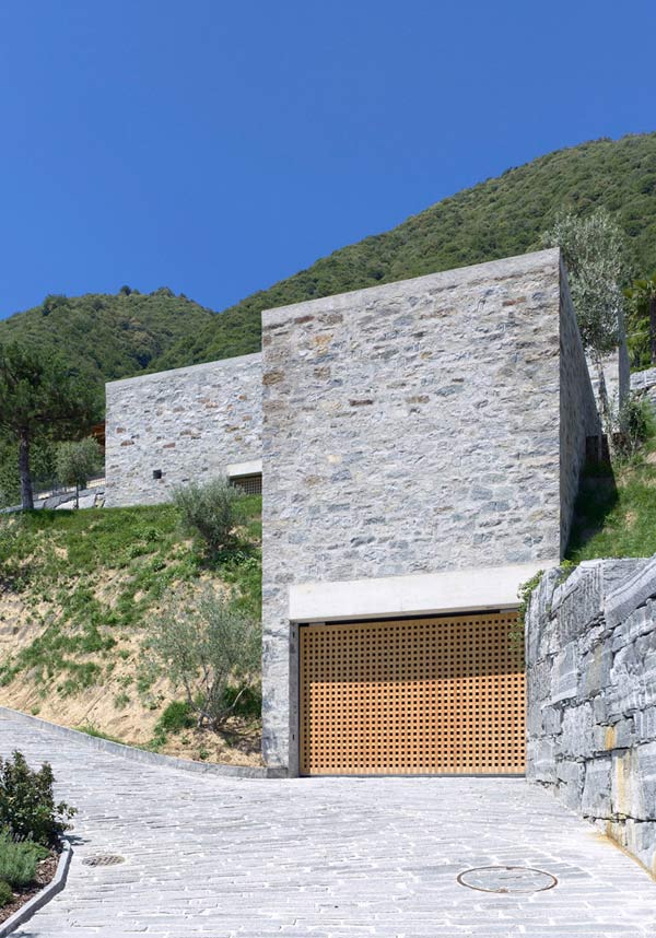 ถ้าคุณชอบบ้านทรง 口 คุณอาจชอบCube Shaped Home Hidden in the City