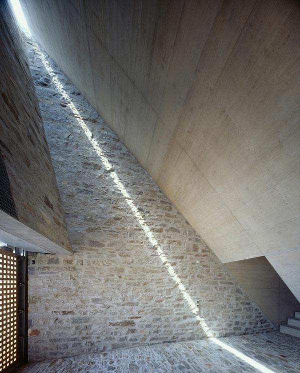 ถ้าคุณชอบบ้านทรง 口 คุณอาจชอบCube Shaped Home Hidden in the City