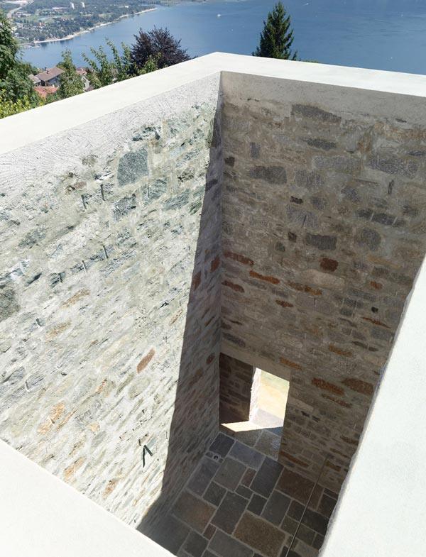 ถ้าคุณชอบบ้านทรง 口 คุณอาจชอบCube Shaped Home Hidden in the City