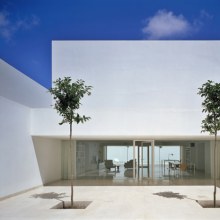 บ้านสวยอย่างเรียบๆTall Wall House with Minimalist Style in Spain