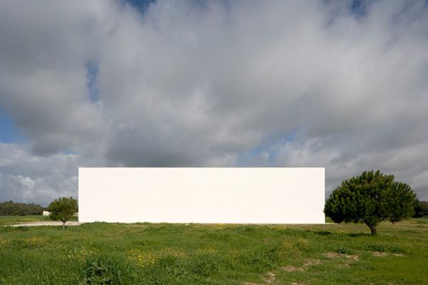 บ้านสวยอย่างเรียบๆTall Wall House with Minimalist Style in Spain
