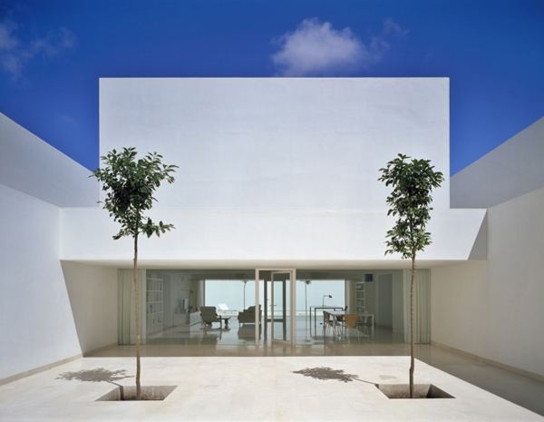 บ้านสวยอย่างเรียบๆTall Wall House with Minimalist Style in Spain