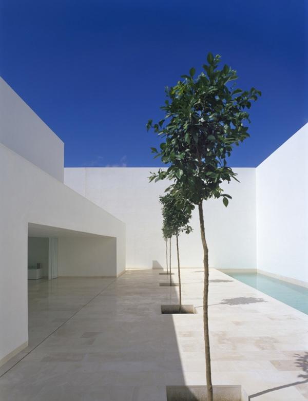 บ้านสวยอย่างเรียบๆTall Wall House with Minimalist Style in Spain