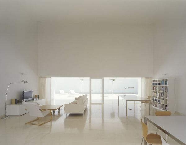 บ้านสวยอย่างเรียบๆTall Wall House with Minimalist Style in Spain
