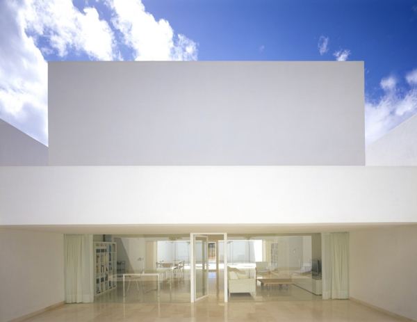 บ้านสวยอย่างเรียบๆTall Wall House with Minimalist Style in Spain