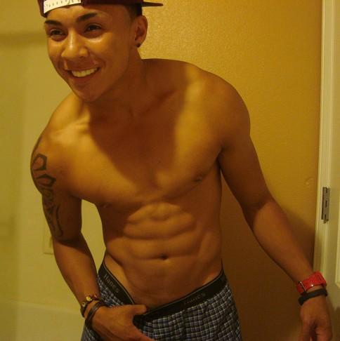 หนุ่่มเอเชียจานร้อนให้คุณ