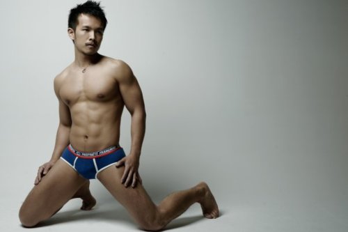 หนุ่่มเอเชียจานร้อนให้คุณ