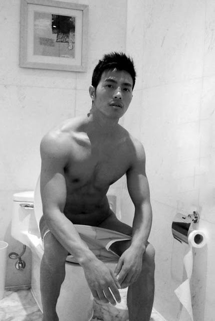 หนุ่่มเอเชียจานร้อนให้คุณ