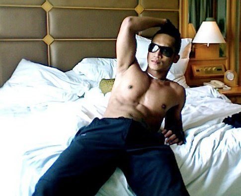 หนุ่่มเอเชียจานร้อนให้คุณ