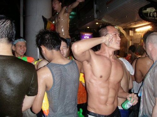 หนุ่่มเอเชียจานร้อนให้คุณ