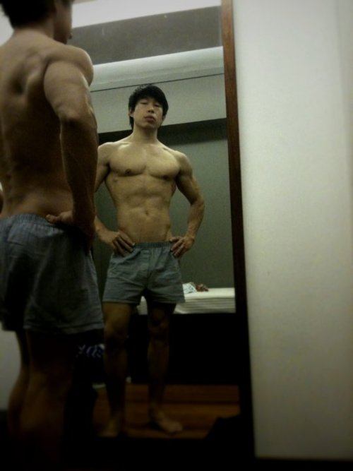 หนุ่่มเอเชียจานร้อนให้คุณ