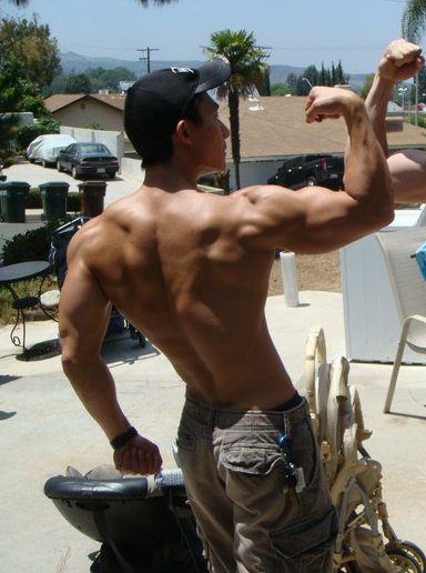 หนุ่่มเอเชียจานร้อนให้คุณ